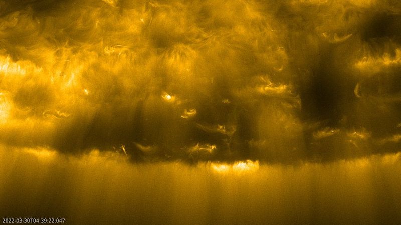 太阳的南极有着奇特的漩涡,波涛汹涌,看上去像带着雨的黄云。图片来源: ESA。
