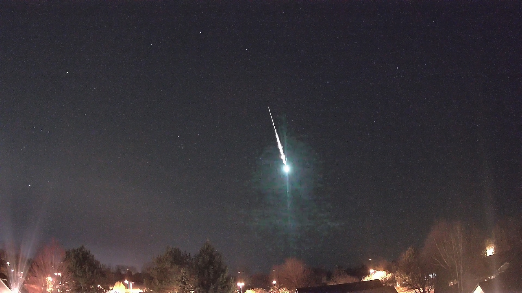 Jordan Ragsdale于30日全天相机记录下的火流星。