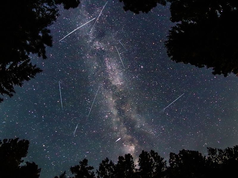 这是流星数量稍多的照片，经由多张照片叠加合成。作者：Caroline Haldeman
