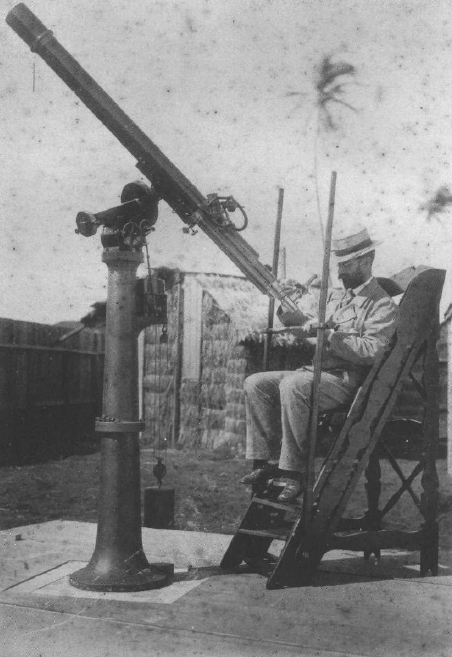 英国派往檀香山的观测队队长乔治·莱昂·塔普曼与他架设的望远镜