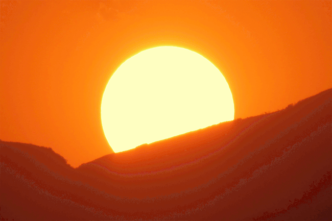 太阳在地球近日点(最近点)和远日点(最远点)之间的大小差异。动图版本。