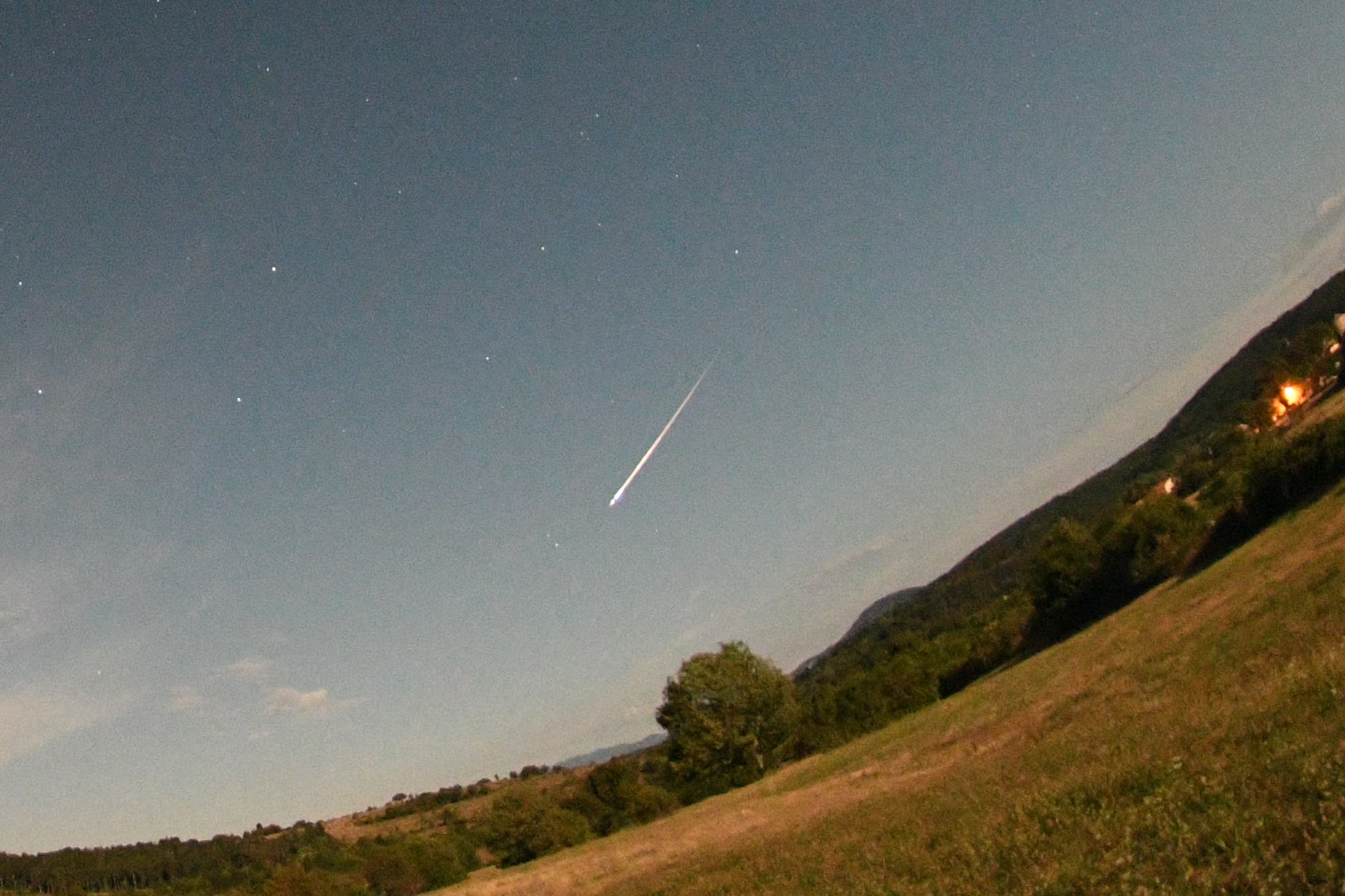 鱼眼相机捕捉到的英仙座火流星图像，预计有-4等。来源：Jure Atanackov