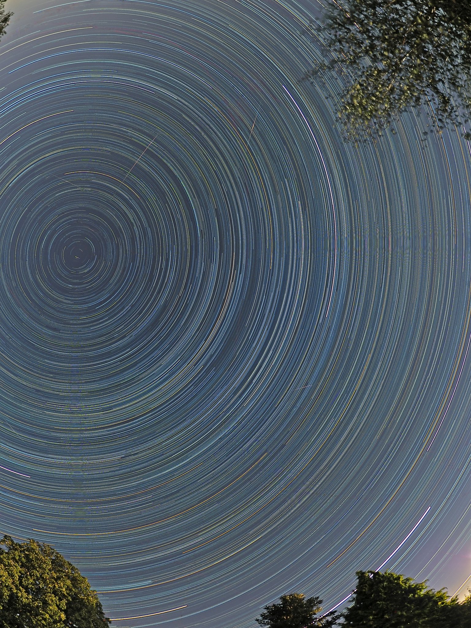 英仙座流星雨与星轨。来源：mark humpage