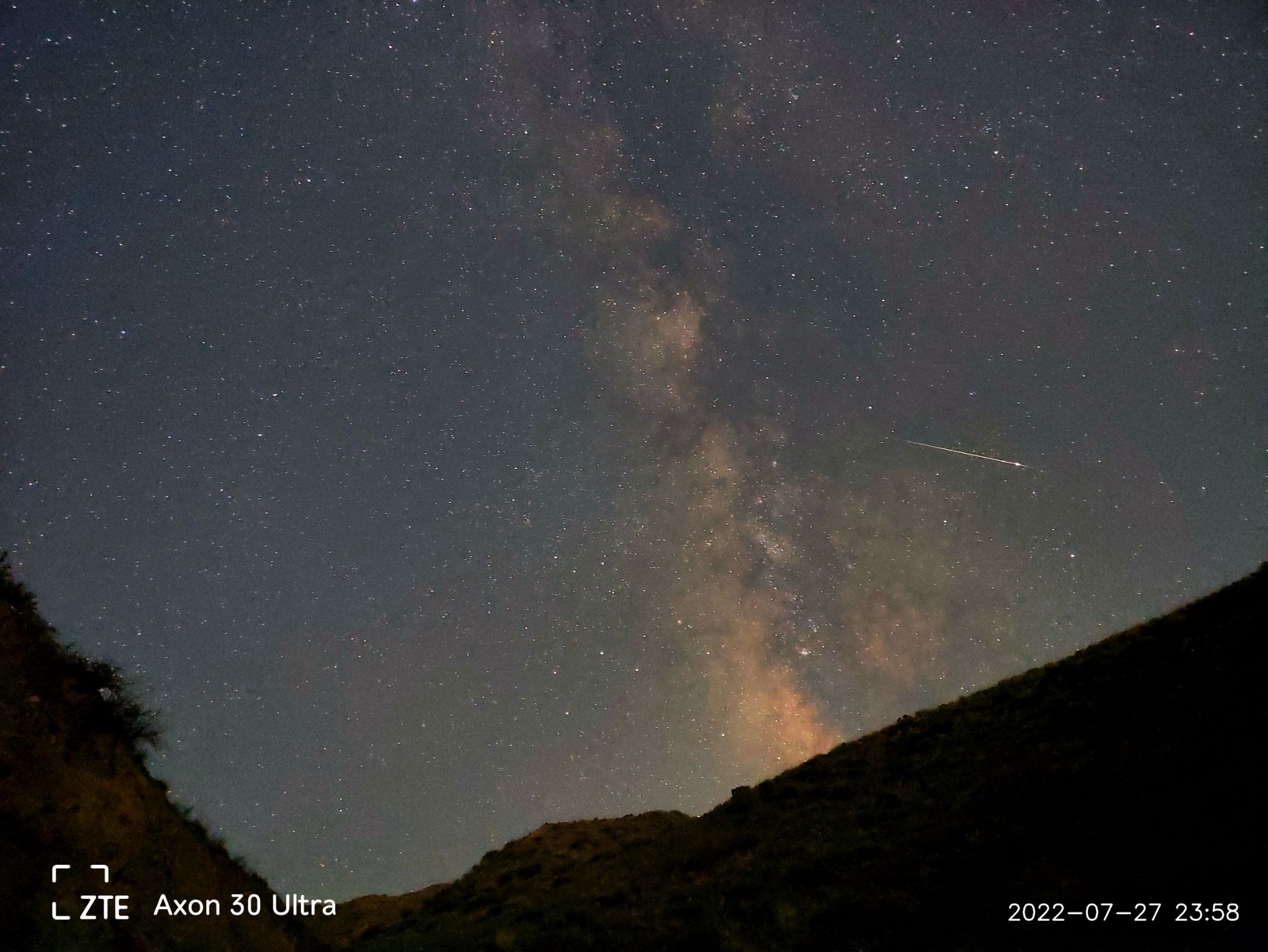当银河和流星相遇，拍摄于宁夏中卫市沙坡头区南山台。作者:平安 设备:中兴A30 ultra