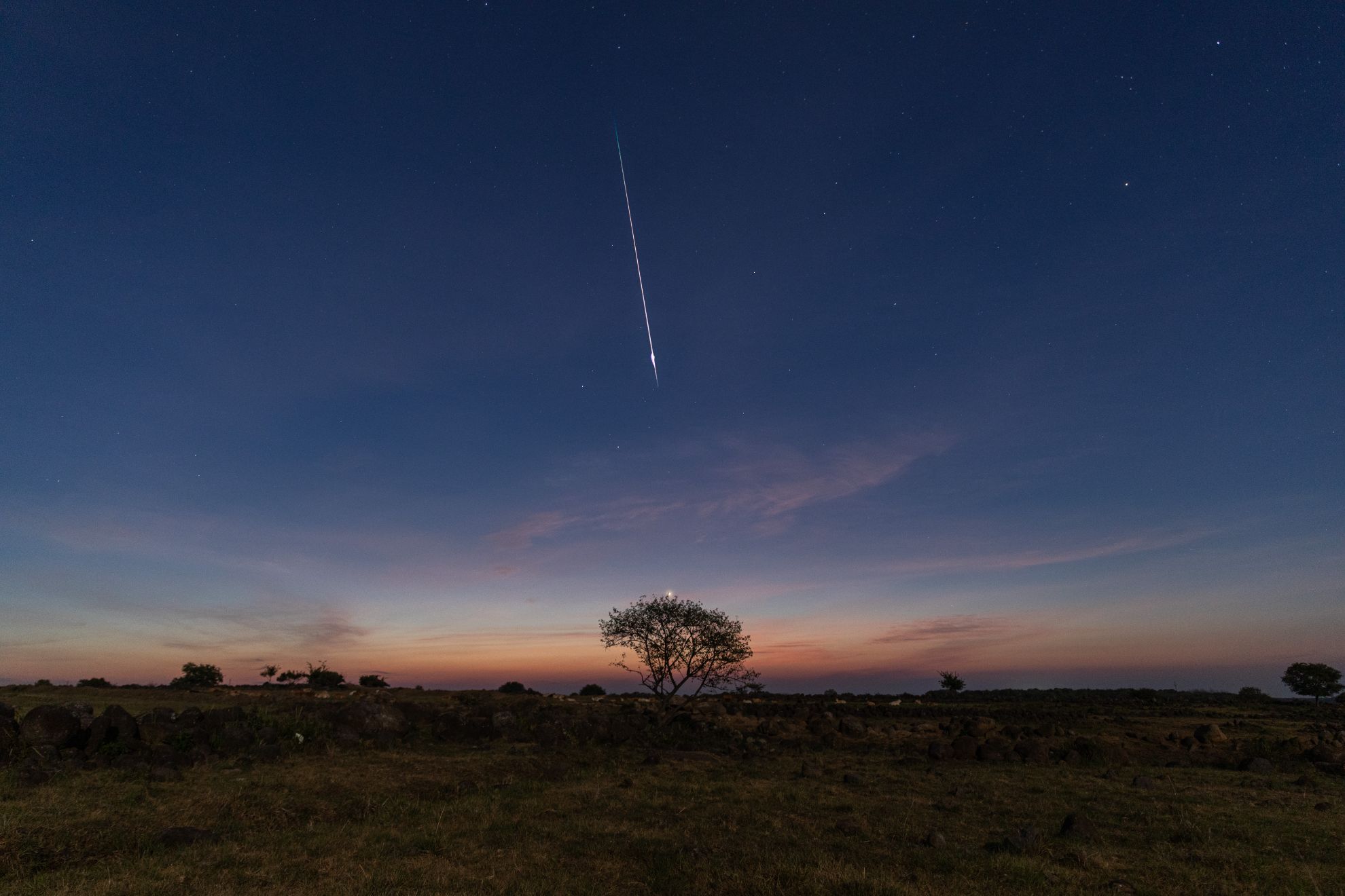 名称：刺破黎明 / 作者：杜天宇 / 器材：5D4，24-70mmF2.8 / 参数：ISO800 F2.8，8s / 地点：江苏省盱眙县天泉湖 / 看了一夜英仙座流星雨刚准备结束，在黎明时分记录下了这颗火流星，想必这颗流星一定承载着许多人的愿望吧。