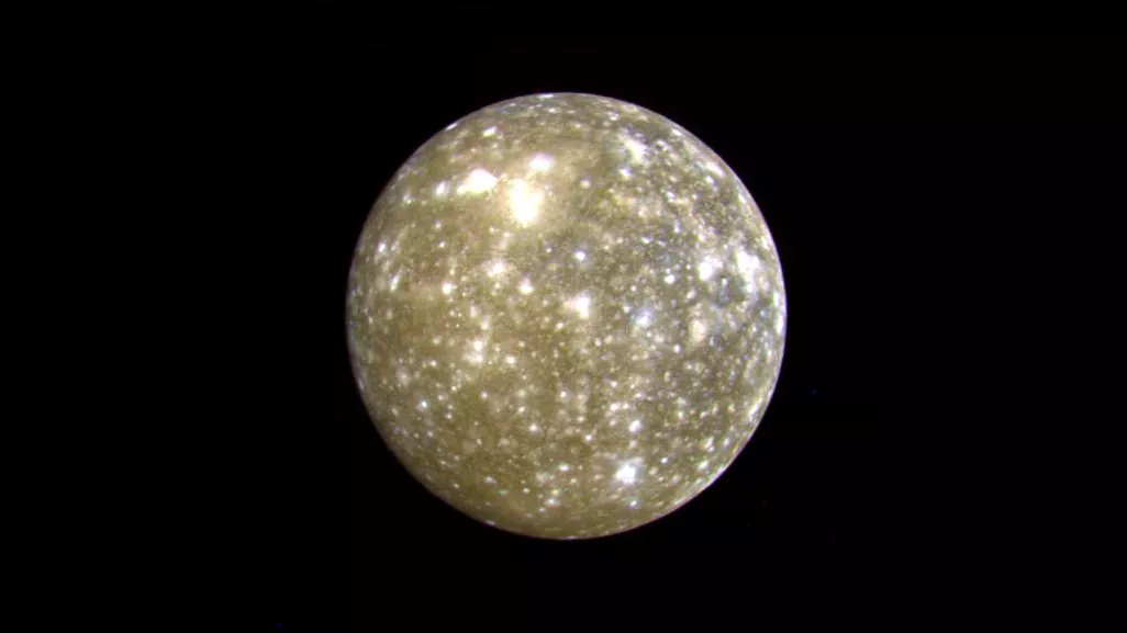 1979年7月7日，旅行者2号在距离木卫四约109万公里的地方拍摄了一张木卫四的假彩色照片。木卫四是木星的第二大卫星，也是伽利略卫星中陨石坑最多的卫星。来源：NASA