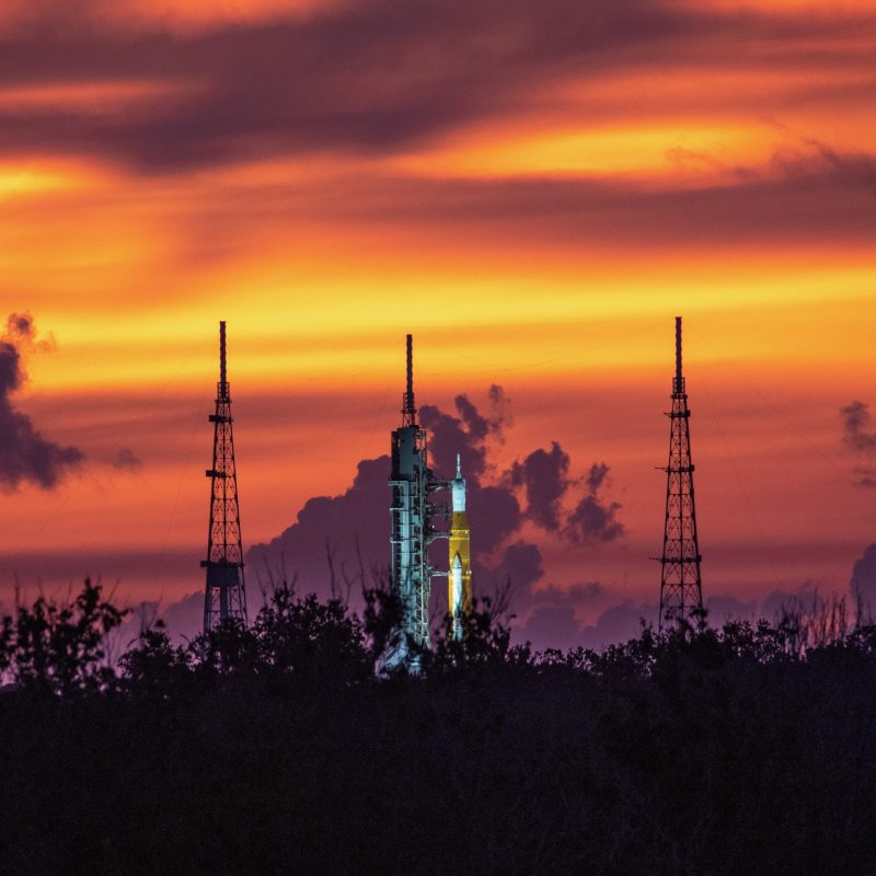 发射台上阿尔忒弥斯身后的日出。来源：NASA
