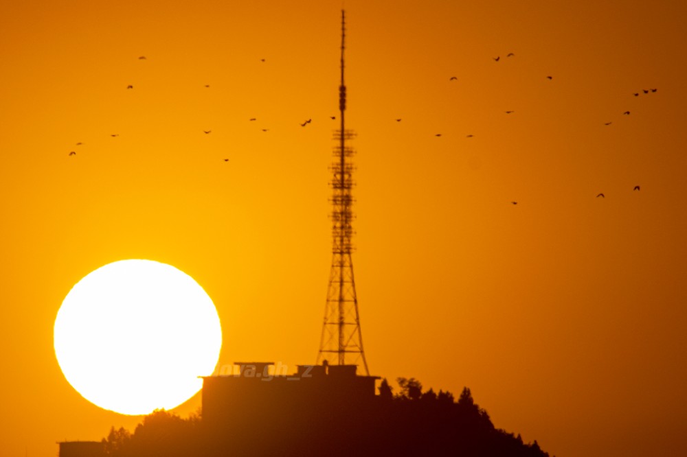 电视塔旁的落日