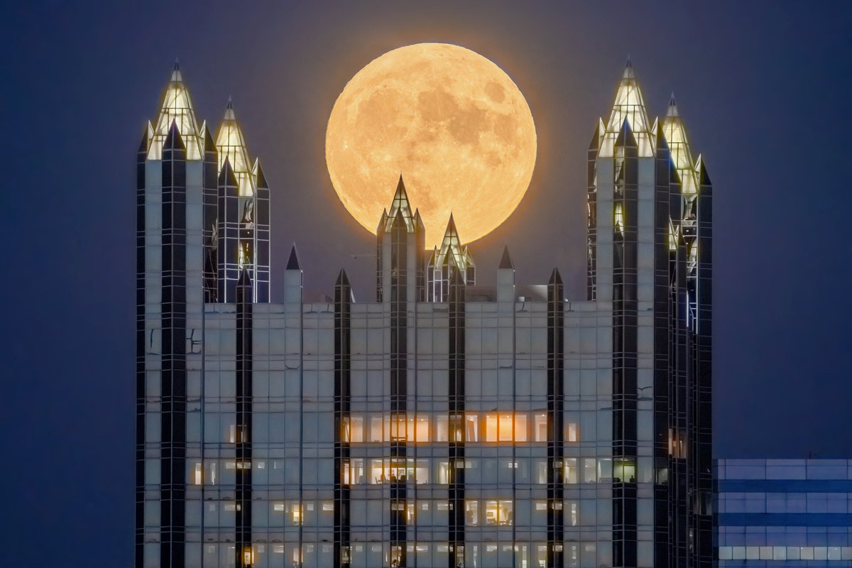 预报有云,但作者还是在PPG Place (匹茲堡)上空升起。(图片来源:Dave DiCello)