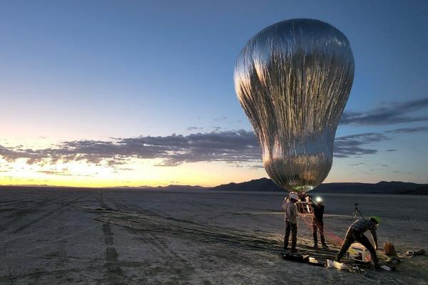 在美国内华达州的黑岩沙漠,进行了两次机器气球的高度控制技术试飞。
