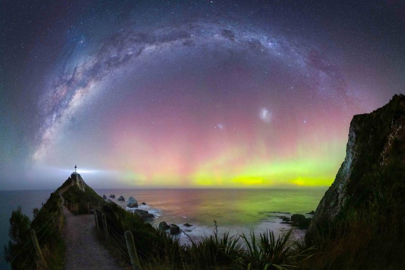 Douglas Thorne 在新西兰的 Nugget Point 灯塔拍摄了这张照片。Douglas写道:“灯塔位于新西兰南岛的东侧。它位于著名的岩石上方,这些岩石因看起来像金块而被命名。灯塔坐落在海天相接的悬崖上。从这里可以一览海洋全景,是摄影师梦寐以求的地方。
