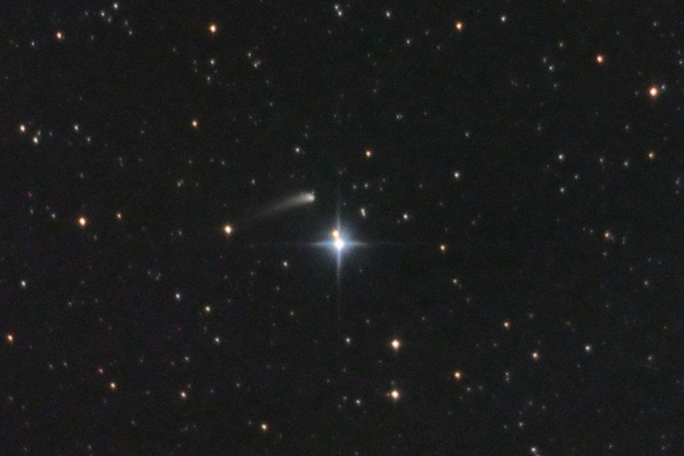 彗星爱好者 José J. Chambó 于 2022 年 9 月 2 日在西班牙巴伦西亚的瓦莱斯拍摄了这张彗星 C/2022 E3 (ZTF) 的照片。 可以看到这颗彗星与恒星 23 Herculis（+6.4 等）一起出现。 设备：Atik 383L+ 相机，TS-Photon 8" N f/3.6