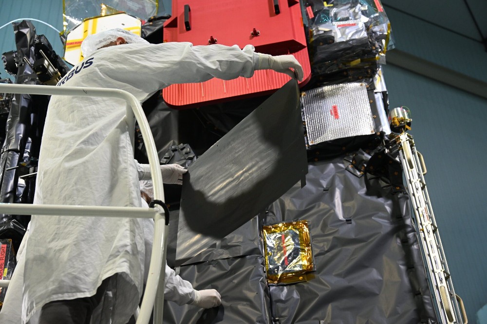 JUICE任务携带的伽利略手稿揭幕,探测器完成最终测试准备发射。