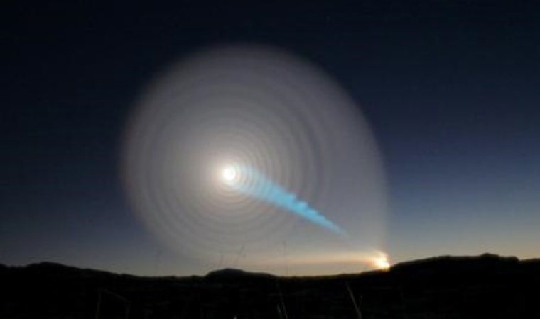 挪威人坐在前排观看一场奇异的灯光秀:一个巨大的螺旋线,带有一条蓝绿色的条纹,一直延伸到地平线。来源:BBC