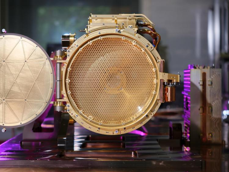 由LASP设计和建造的木卫二表面尘埃分析仪（SUDA）将收集尘埃颗粒，作为美国NASA木卫二快船任务的一部分。来源：Glenn Asakawa/CU Boulder